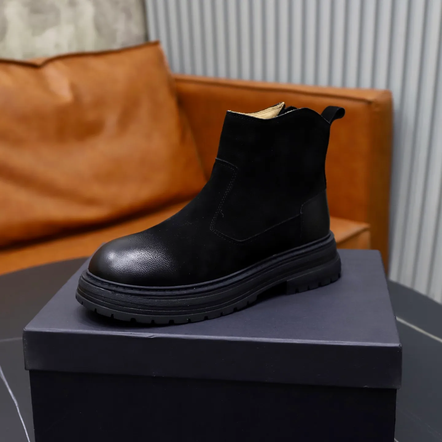 Ex-factory price: 680💰Thick wool imported from Australia Brand: UGG genuine purchasing agent Size: 38-44 (customized in 45) Grade: Official website 1:1 Material: First-layer genuine leather waterproof and antifreeze upper Real wool lining Original non-slip Soft wear-resistant outsole Style category: Men's casual shoes Trendy style Comfortable on the feet Color: Official website color synchronization